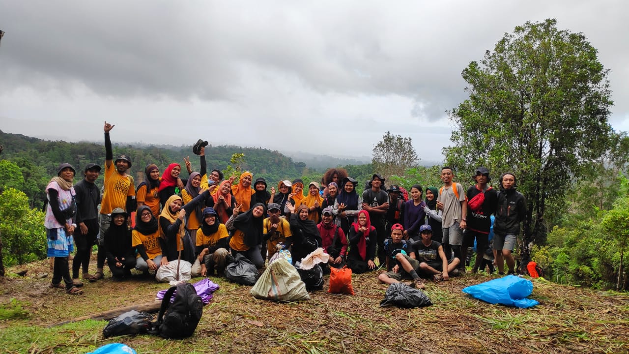 Youth of Maluku tidy up Salahutu Mountain | Bahasa Basudara